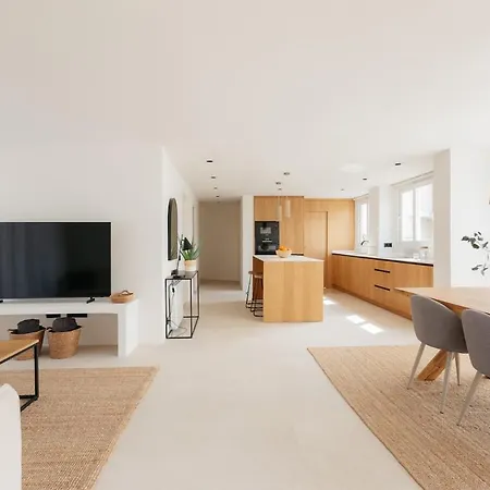 Luxury Seafront New Design & Private Terrace *