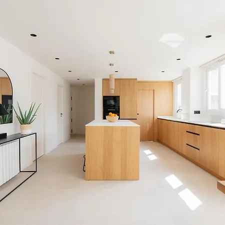 Luxury Seafront New Design & Private Terrace Apartment *