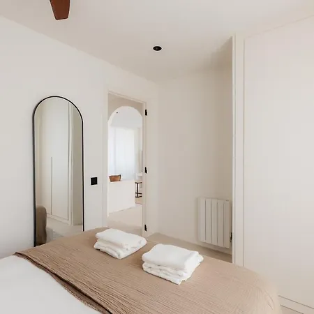 Luxury Seafront New Design & Private Terrace *