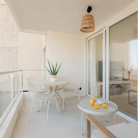 Luxury Seafront New Design & Private Terrace Apartment *